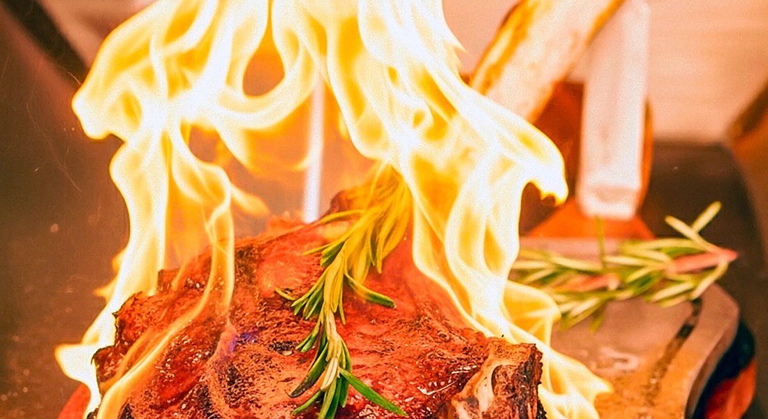 Corte de carne madurada sobre piedra oscura